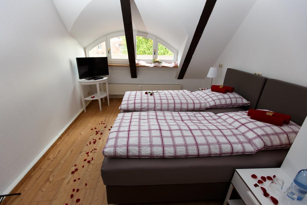 Pension Altes Burghotel Neustadt-Glewe Exterior photo